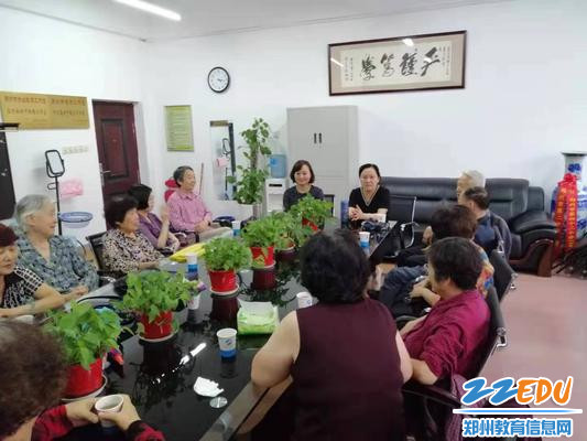 校长于红莲代表全体教职工对退休教师表示教师节的问候和祝福