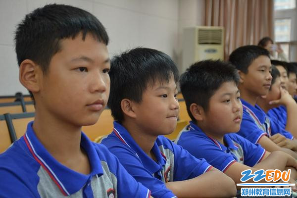 学生认真聆听讲座