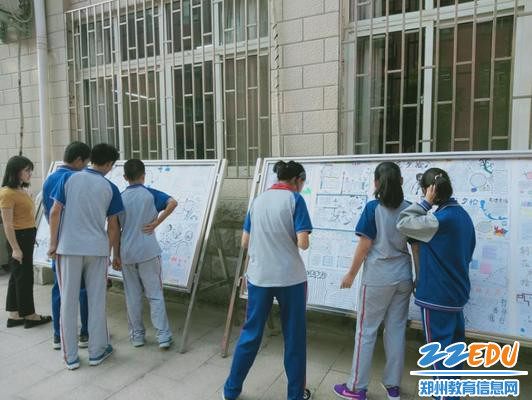 学生们津津有味地品评作品