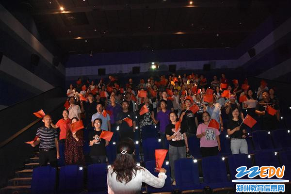 6 观影结束后老师们合唱《歌唱祖国》，燃爆爱国情