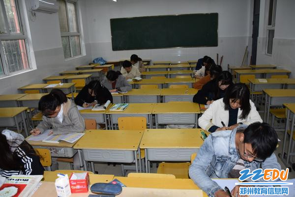 考试开始 老师们奋笔疾书