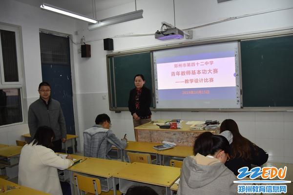 校领导观看青年教师叙写教学设计