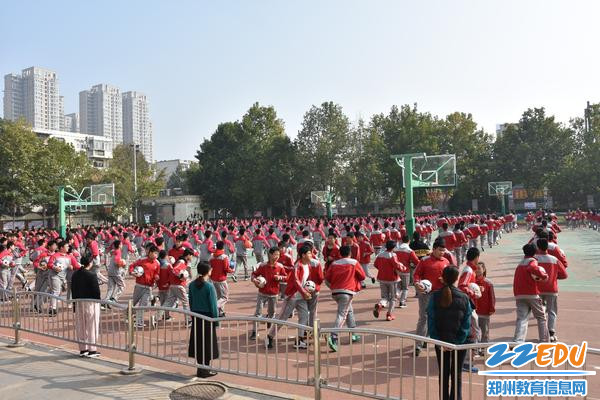 抱球跑开始热身