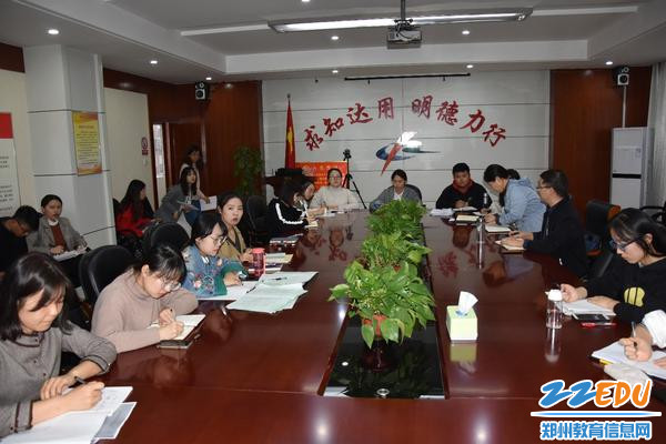 青年教师将会议室坐的满满当当