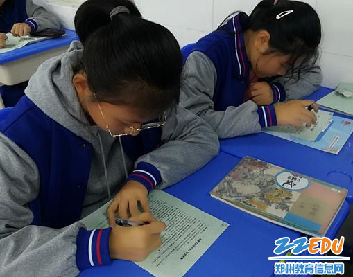 学生仔细思考问题