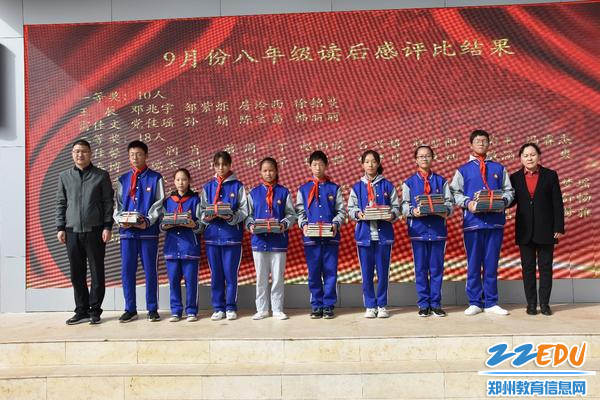 学校领导与获奖同学合影留念