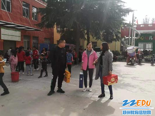 6工会主席孙捷鼓励汤春叶老师不忘支教初心，脚踏实地，干出成绩