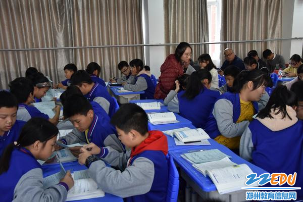 邱思佳老师检验学生自主学习情况