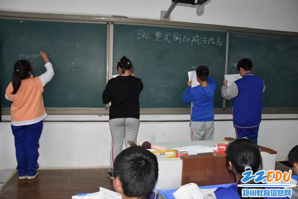 学生们上台演板