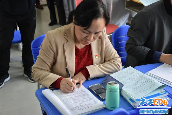 于红莲校长认真记录课堂内容