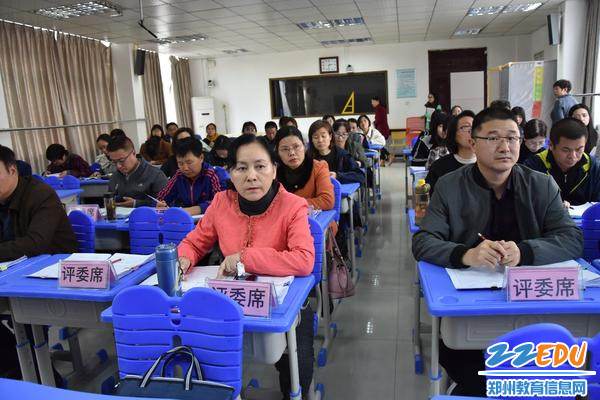 于红莲校长领衔的评委组认真打分