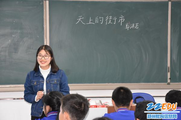 白丽丽老师循循善诱，引导学生们联想