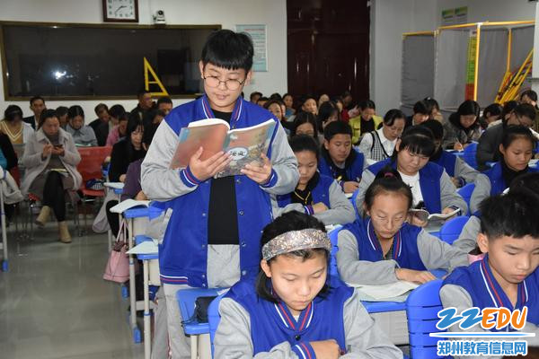 学生声情并茂的朗读诗歌