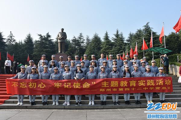 4全体党员在毛主席铜像前合影
