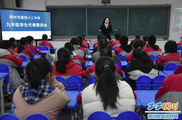 于红莲校长与同学们交流谈心