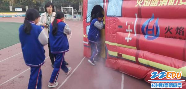 学生体验模拟火场逃生