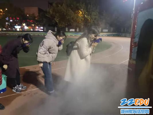 老师们参与其中，体验模拟火场及浓烟