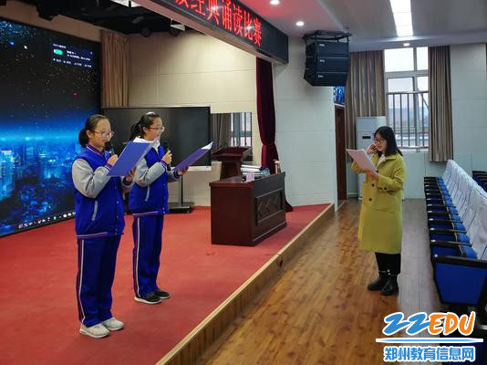 七年级语文老师白丽丽指导学生诵读_WPS图片