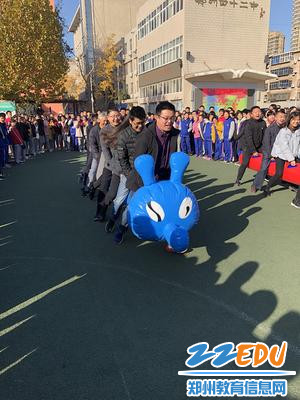 2 “旱地龙舟”项目大家感受着速度与默契，收获着欢乐与团结
