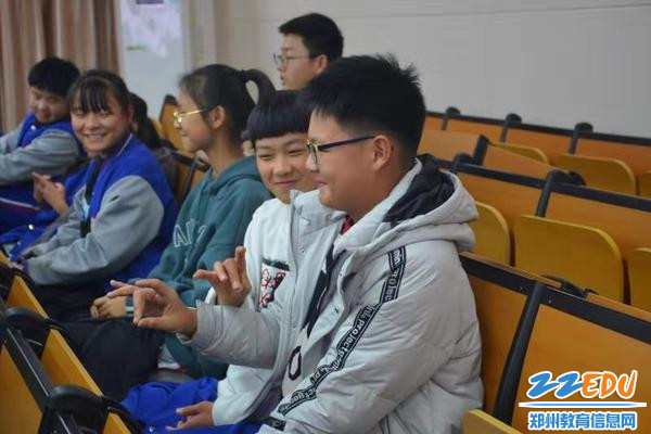 同学们有模有样的模仿舞台上表演者的动作