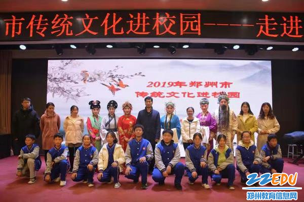 艺术家们跟七年级班主任及学生代表合影