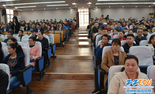 听讲座的学生家长们