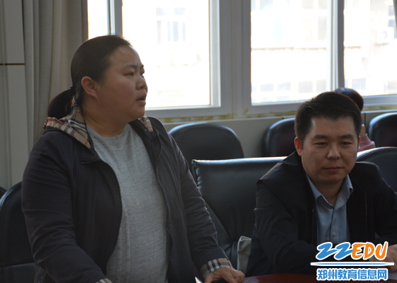 恳谈会上，学生家长提出宝贵建议