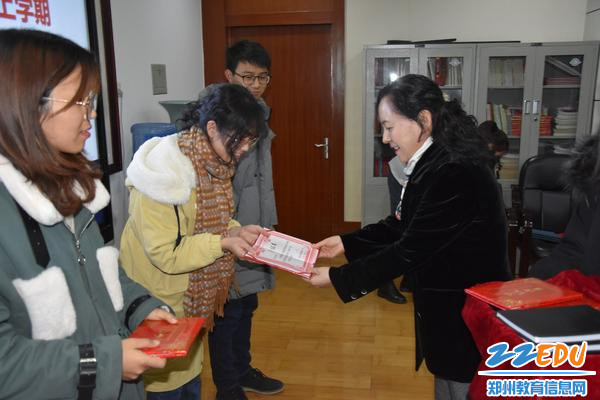 校长于红莲向获奖教师颁发奖状