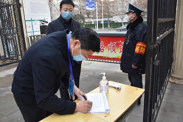 1 检查组领导进校门前进行登记和测量体温