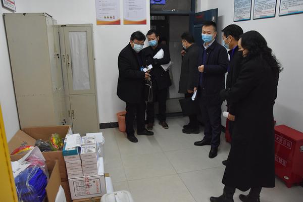 4  实地检查防疫物资准备情况