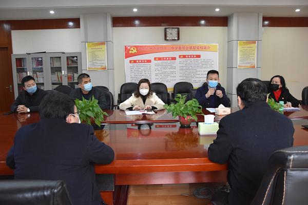 9 中原区教体局体卫艺科科长付凯波（前排右2）对防疫工作提出希望和要求