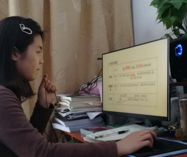 1 郑州42中团委书记张雪为学生团员上微团课