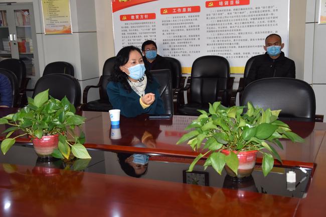 3 校长于红莲向区教育局督导组汇报学校疫情防控工作