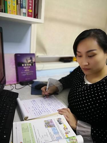 1吴晓静老师上网课专注、认真