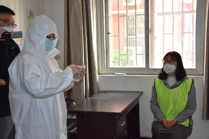 11 在学校隔离室，校医询问、规范处置.jpg