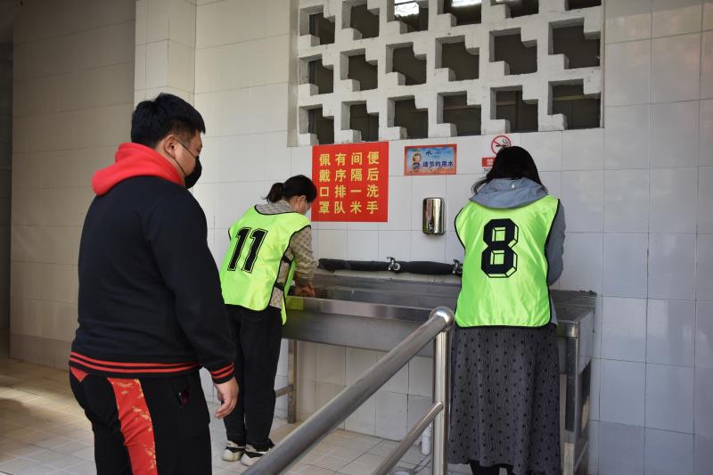 13 课间学生有序如厕洗手.jpg
