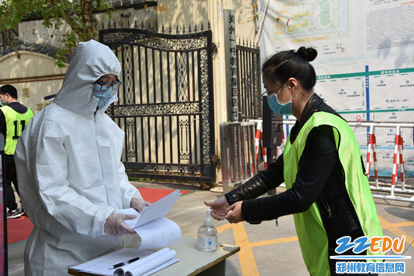 2.学生有序上交健康承诺书并用免洗洗手液洗手