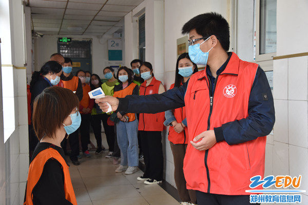 9.上课过程中出现异常学生由任课教师检测体温并通知校医老师
