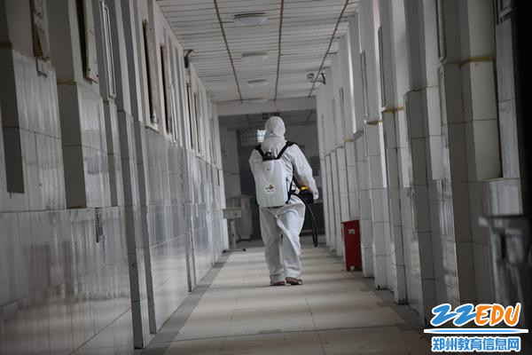 4 学校对教室过道认真消杀