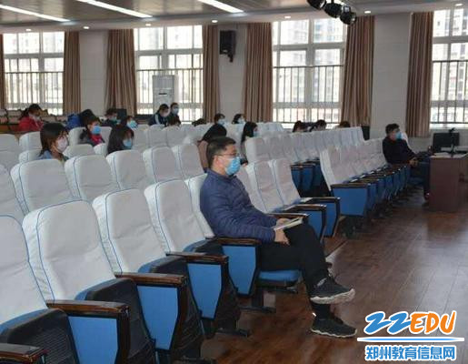 2 各位班主任间隔1.5米参加培训，认真聆听记录