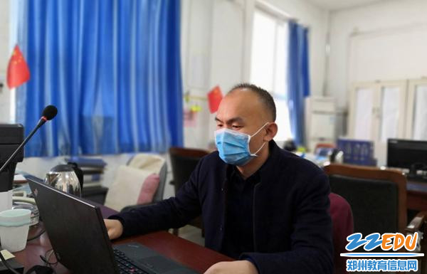 4 政教主任吕永亮作为“主播”，向家长学生提出开学要求