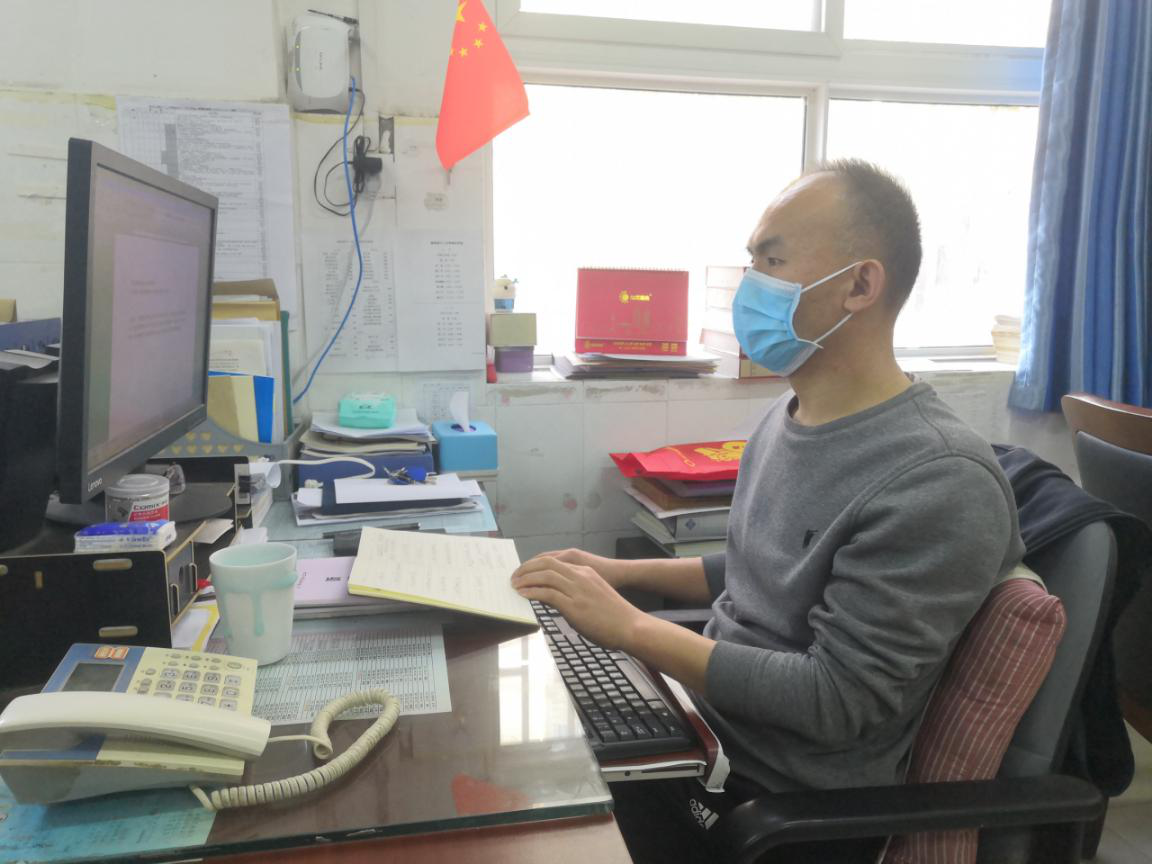 3 吕主任在学校加班工作.png