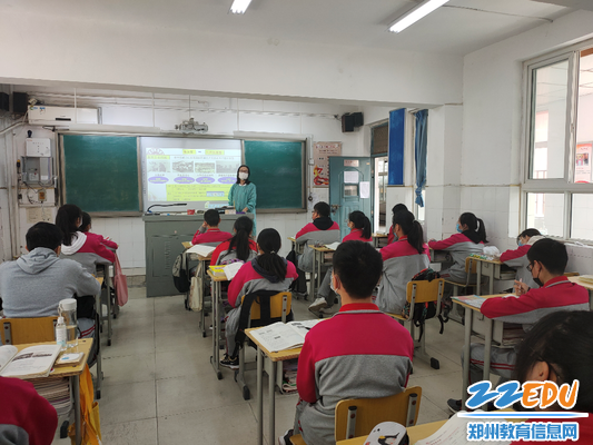 老师正在实施小班化授课