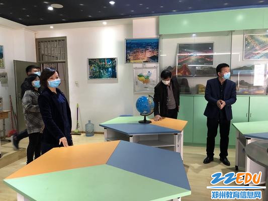 2 学校爱卫领导小组检查各个功能教室卫生