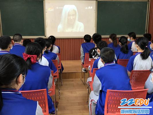 3.音乐课上学生收看“美育云端课堂”之《白毛女》