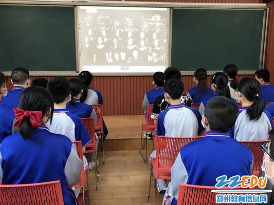 4.音乐课上学生欣赏“美育云端课堂”之《保卫黄河》