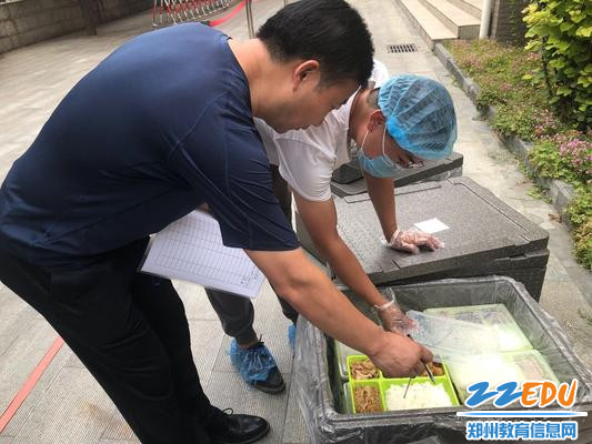 3副校长黄涛对午餐进行测温