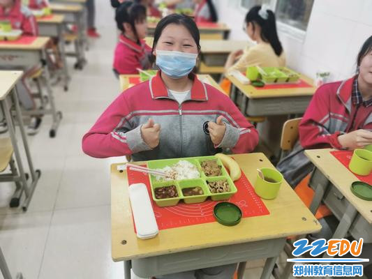 9在校午餐棒棒哒！开心！