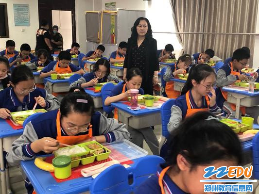 10校长于红莲巡视学生午餐情况