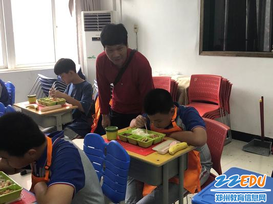 14班主任史海民老师非常关心学生的午餐情况